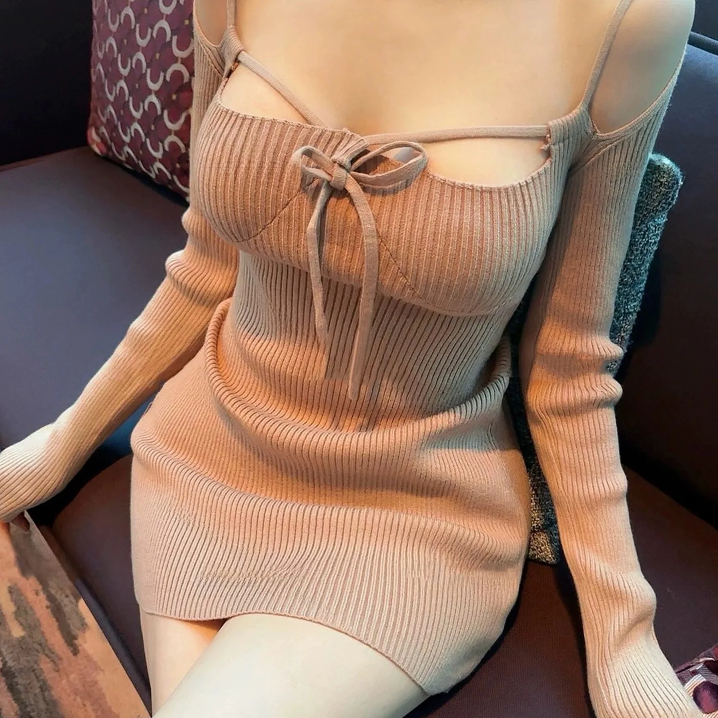 เสื้อถักทรงเข้ารูปสไตล์เกาหลีแบบใหม่จาก Dongda Gate รุ่น Slim Fit Knitted ort Dr พร้อมรูแขวน ดีไซน์โชว์สัดส่วน ให้ลุคเรียบหรูดูดี สำหรับผู้หญิง...