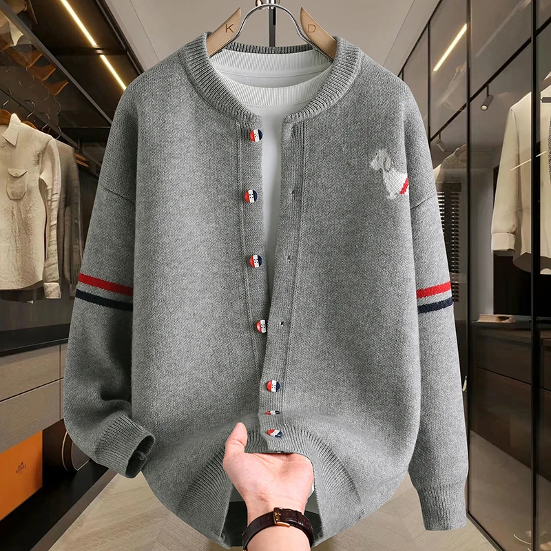 Neuer Herren-Strickpullover mit Rundhalsausschnitt und langen Ärmeln, bestickt, luxuriöse Marke, weiche Strickjacke für den Herbst, trendige Freizeitkleidung für Herren – Detail 4