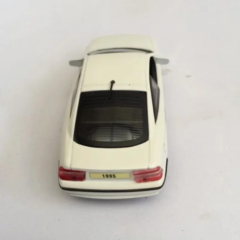 1:43 Scale 1995 Opel Calibraโลหะผสมกีฬารถ-ไม่มีสีกล่องเด็กผู้ใหญ่คอลเลกชันตกแต่งของขวัญของเล่นจอแสดงผลแบบคงที่