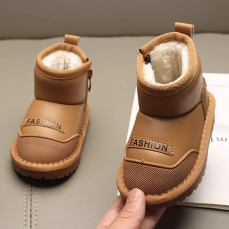 Botas 2025 Inverno Nuovi Bambini Stivali da neve Semplice Versatile Stivaletti da ragazza Comfort Antiscivolo Stivale in pelle da ragazzo Zapatos De Mujer