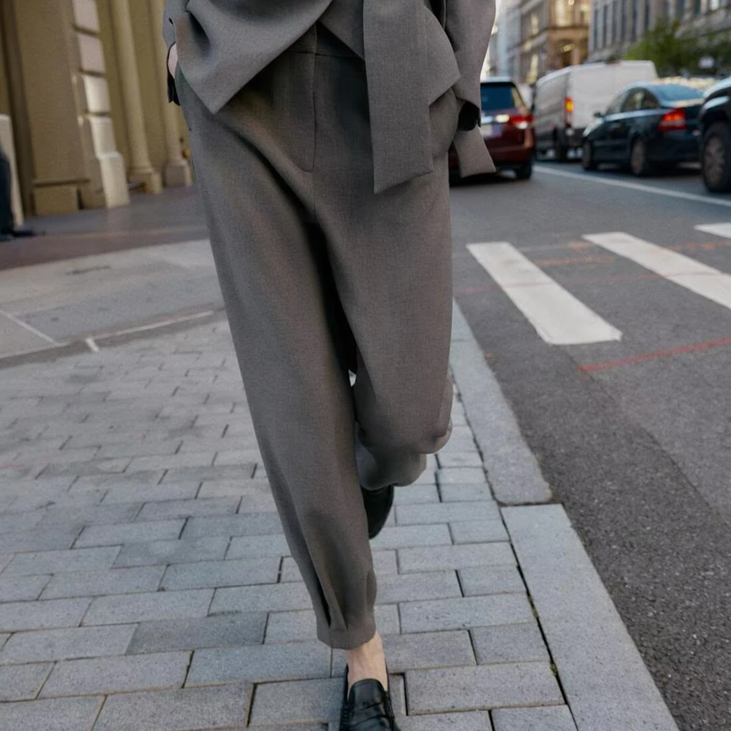 بدلة نسائية جديدة لخريف 2025 مع وسادات كتف سراويل فانوس بحزام عالية الخصر طقم طويل Sve أوروبي Sle Faion #3