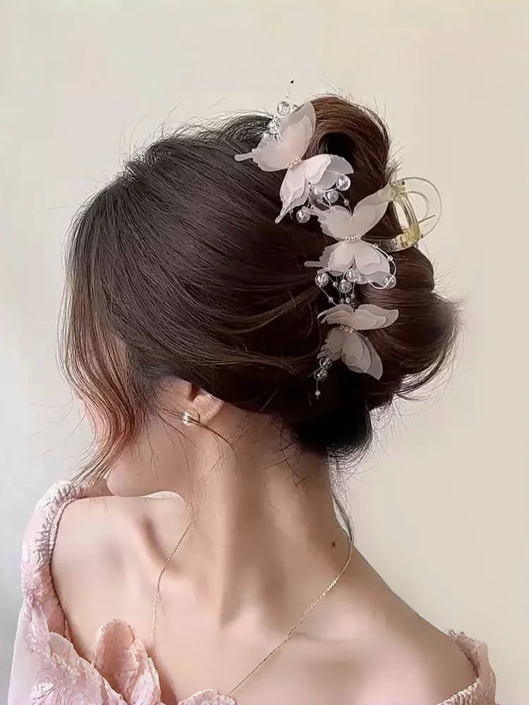 Hellblauer/rosa transparenter Schmetterlingsklauenclip | Pearl Rhinestone Fairycore Haargreifer | Eleganter romantischer Haarschmuck – Detail 6