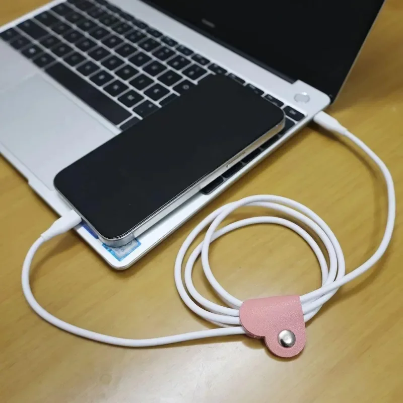 3 個のハート型フェイクレザーケーブルコードワインダーオーガナイザーケーブル管理クリップヘッドフォン用