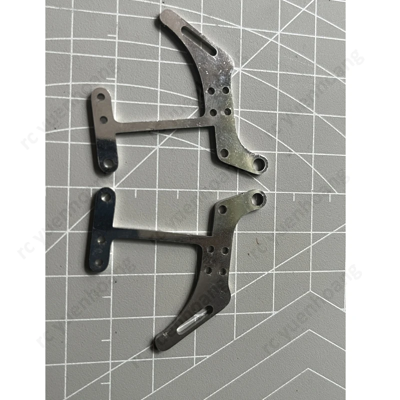 1 Para wsporników skośnych kabiny do modelu ciągnika siodłowego w skali 1/24, wykonanych z wytrzymałego stopu, imitujące statyczne elementy zmienialne w dynamiczne, modyfikowane części.