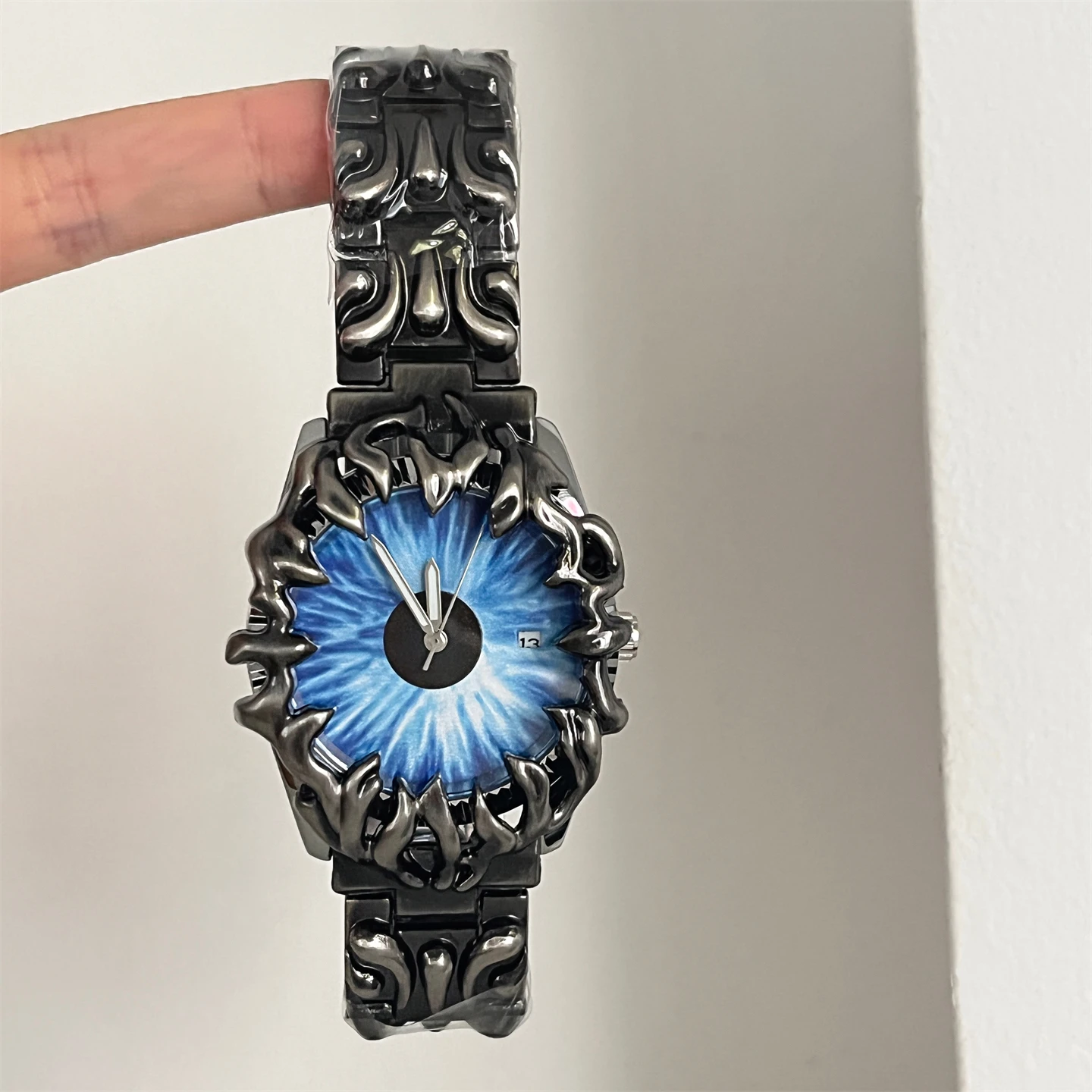 Small creative new trend of ancient special-shaped claws for men and women watch design sense embossed steel band watch.