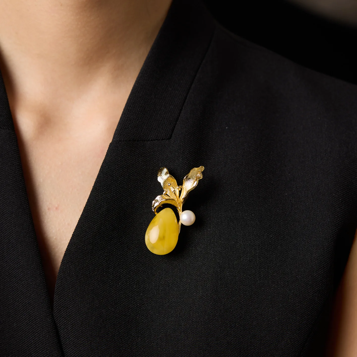 Fashionable and exquisite lily brooch, retro beeswax design, high-end female corsage, elegant cheongsam female accessories