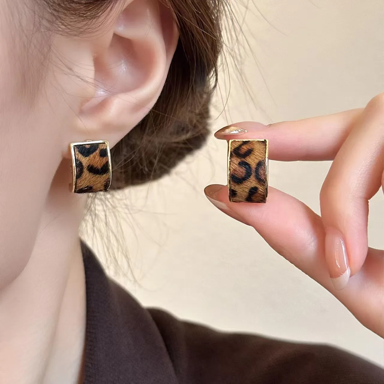 Cross border popular simple and unique earrings with retro personality, popular women's ear buckle accessories
