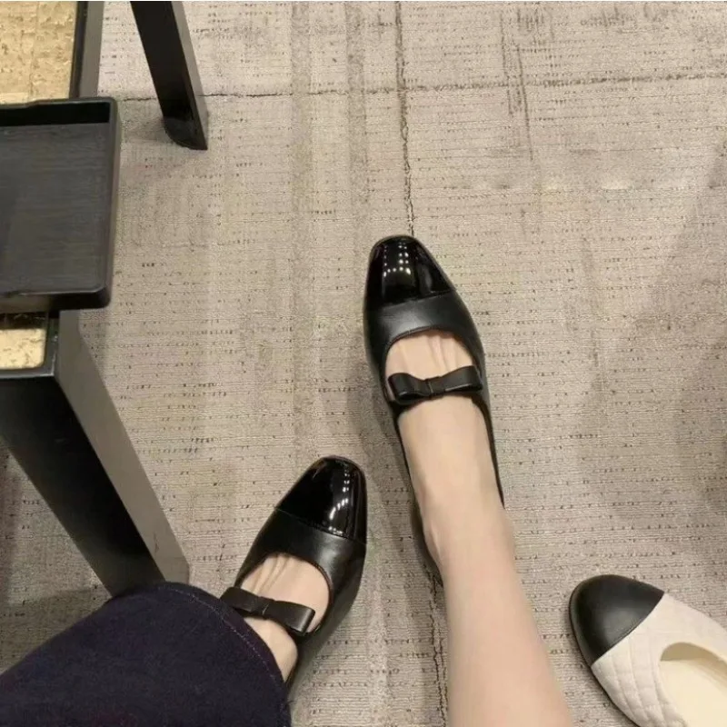 2026年シープスキンフラットボトムジェーンズレディースシューズ、ボウノットスクエアヘッドデザイン、快適なローヒールラバーソールフットウェア