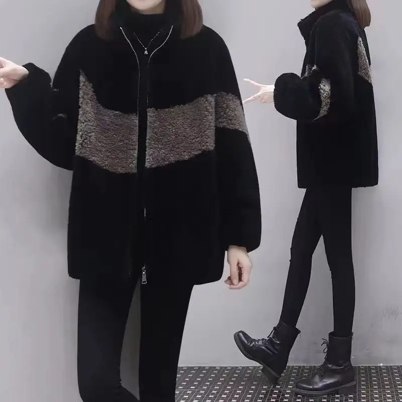 

A New Winter Korean Style Large-sized Loose and Color-blocked Coat with Thickened Fleece Faux Lambskin for Women Women’s Wear