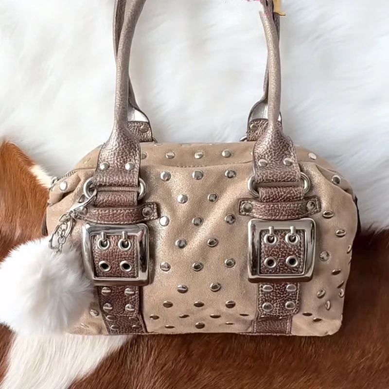 Gepunktete Nieten-Handtasche, Y2k Mädchen Metall-Nieten-Gürtelschnalle Motorrad-Biker-Boston-Tasche, Damen Retro-Unterarm-Schultertasche – Detail 2