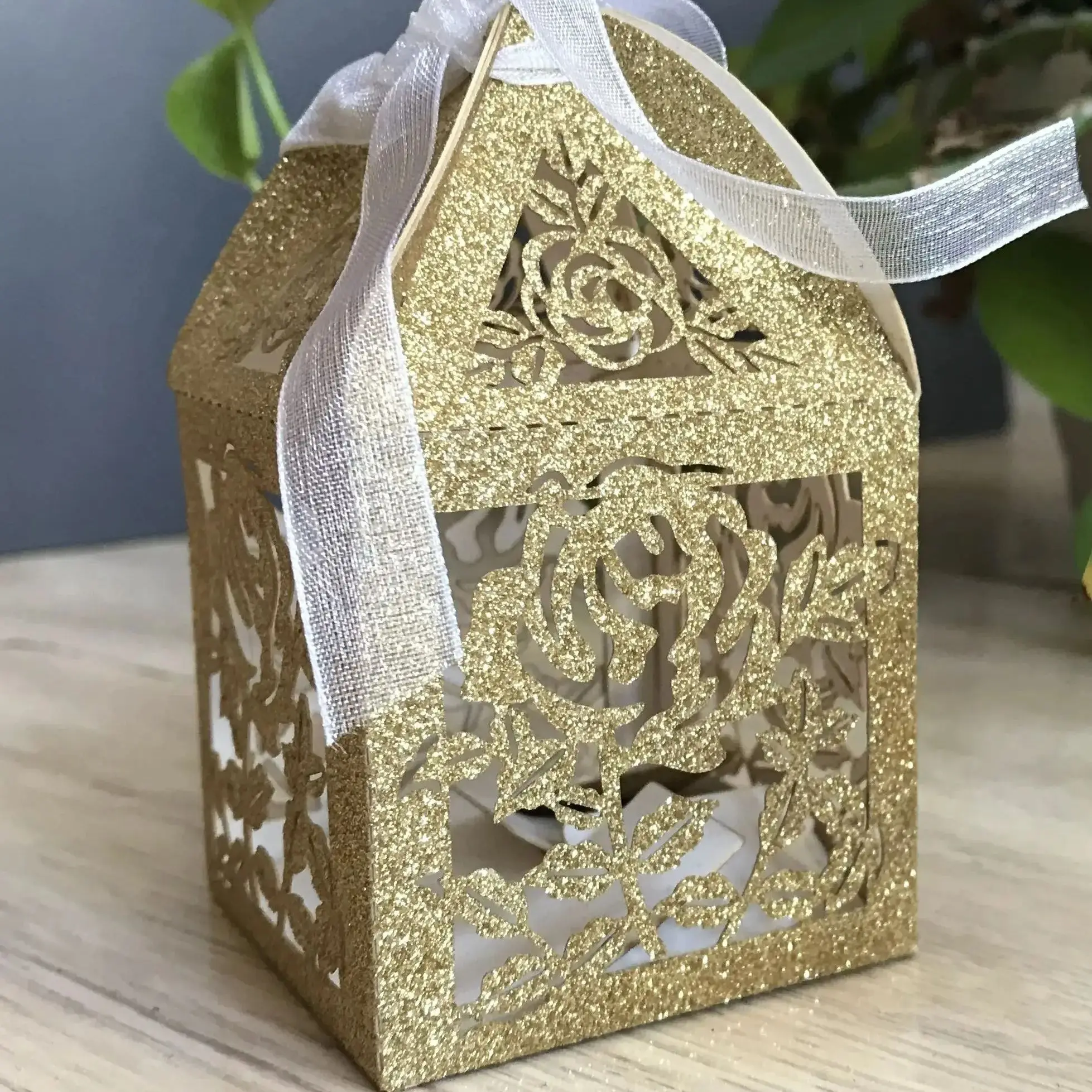 

10pcs Glitter Gold Laser Cut Wedding Favor Boxes Rose Laser Cut Gift Box with Ribbon Small Chocolate Box for Party Decoration