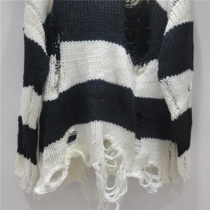 เสื้อถักลายริปสไตล์อาร์ติซานพร้อมลายทางโดดเด่น ทรงโอเวอร์ไซส์ สไตล์เก๋ไก๋อย่างง่ายดาย เสื้อสเวตเตอร์ที่คุณต้องมีติดตู้เสื้อผ้า