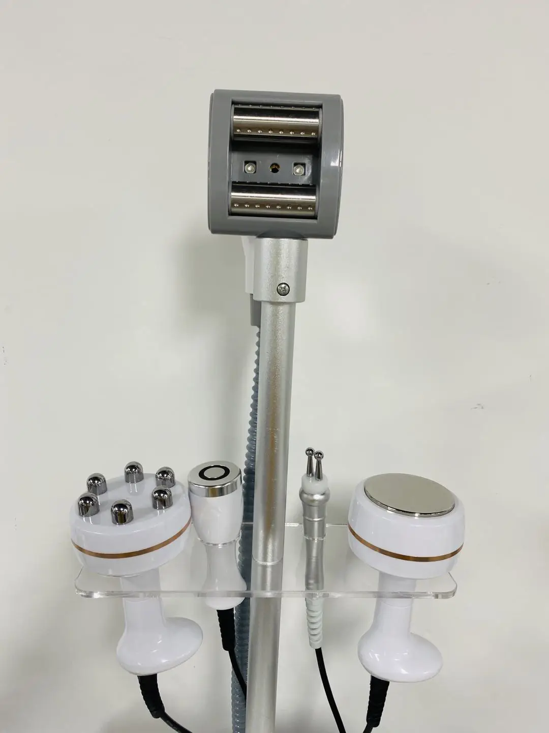 آلة تدليك غاز البترول المسال شكل الجسم فراغ شد الوجه التجويف متعدد الأقطاب الأسطوانة معدات التخسيس فقدان الوزن العمودي