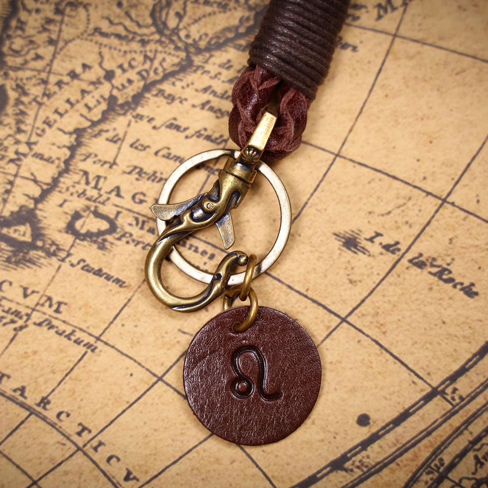 Vintage Echtleder Handgefertigter Schlüsselanhänger Handgewebtes Rindsleder Geschenk für Männer & Frauen mit Sternzeichen-Messinghaken Rucksack-Accessoire – Detail 10