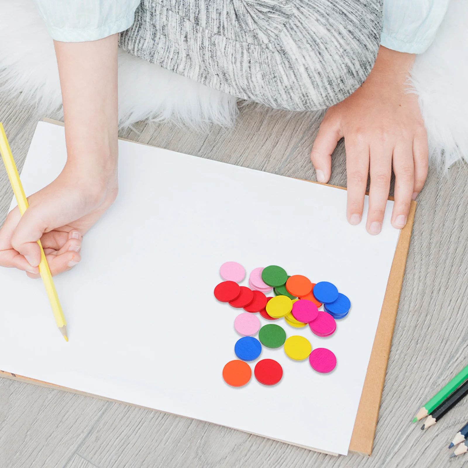 100 قطعة من أقراص الخشب المستديرة الملونة مثالية للأطفال مصنوعة يدويًا وسهلة المحاور هدية رائعة لأداة تعلم الطفل