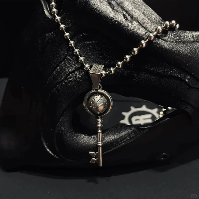 

Gothic Aesthetic Retro Silver Color Rotatable Moon Pendant Necklace Domineering Men's Rock Music Festival Necklace Jewelry