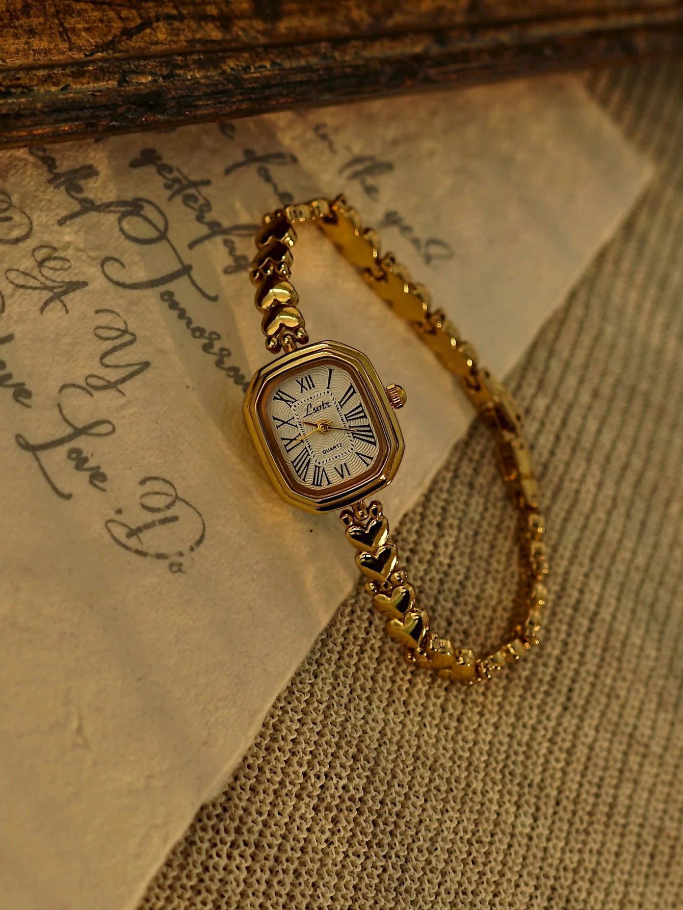 

1 новый золотой элегантный компактный женский кварцевый час с квадратным корпусом, браслетом в форме сердца, белым циферблатом и римской шкалой.