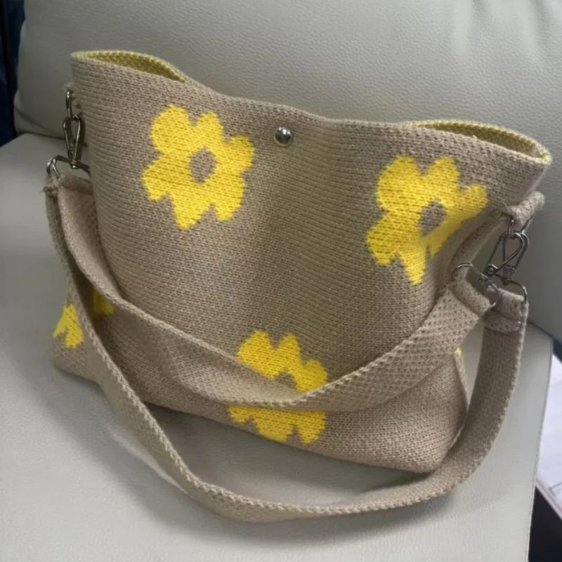 

Handmade Crochet Flower Shoulder Bag Knitted Floral Pattern Crossbody Tote Bag Casual Woven Purse Women Lightweight Vacation Bag