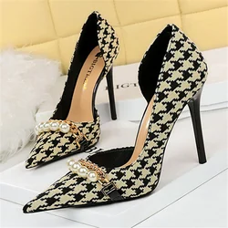 Kobiety 7.5cm 11cm Super Wysokie Obcasy Jakość Czółenka Sexy Pointed Toe Niskie Obcasy Lady Pearl Metal Chain Scarpins Stiletto Plaid Shoes