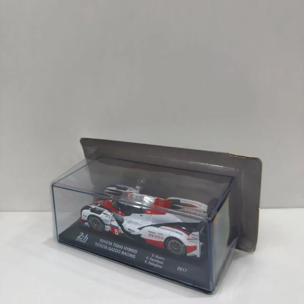 Toyota TS050 Hybrid 1/43 IXO Le Mans 2017 - close-up view
