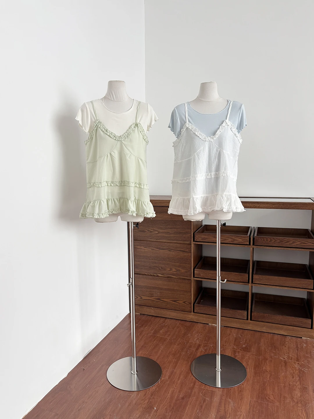 

Комплект из двух предметов: топ-халтер с кружевной отделкой и жилет, женский летний топ с V-образным вырезом и вырезами, модный стиль для раннего лета