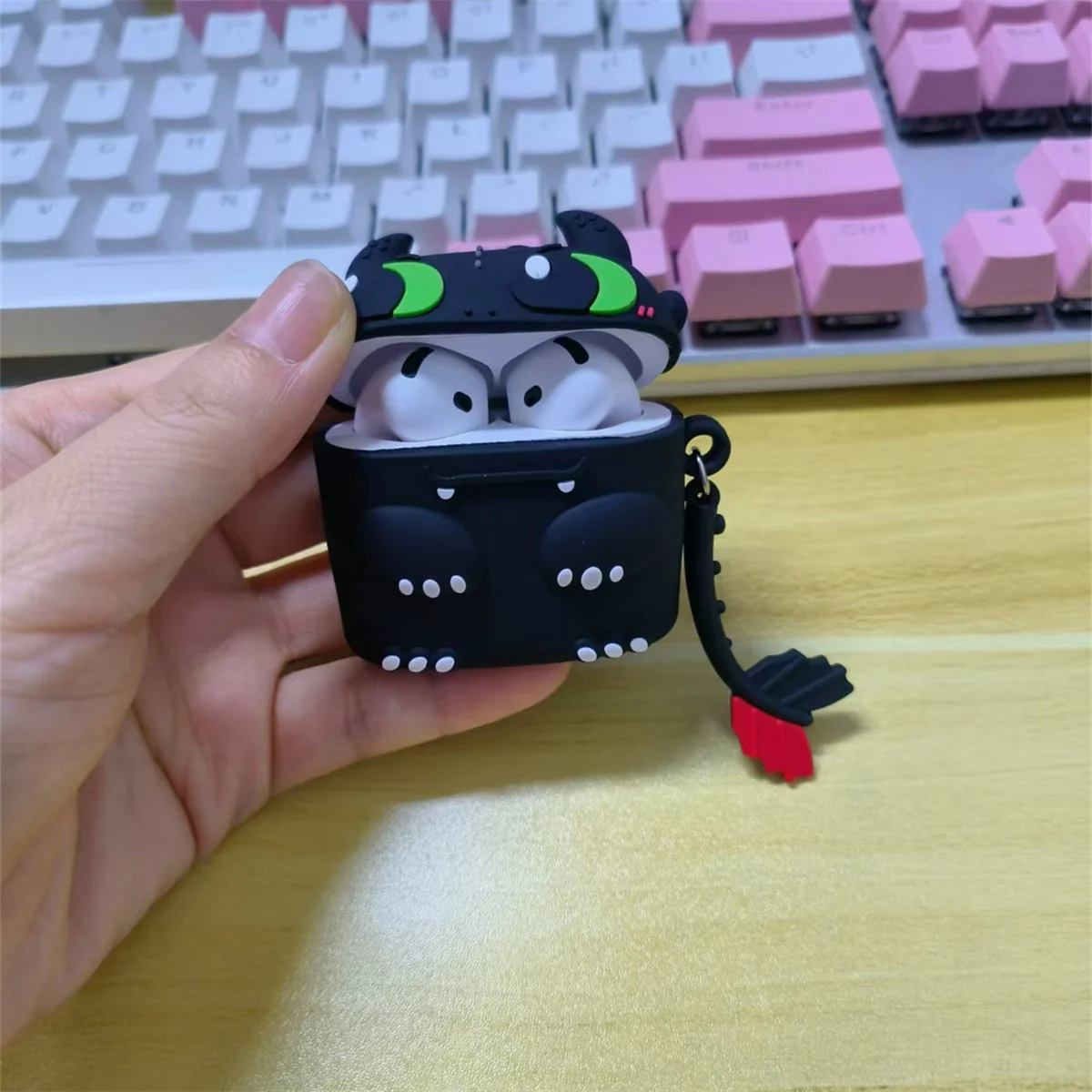 Etui na słuchawki douszne do AirPods 4. generacji dla chłopców, uroczy kreskówkowy Anime czarny smok dinozaur silikonowy pokrowiec na słuchawki do Airpods 4