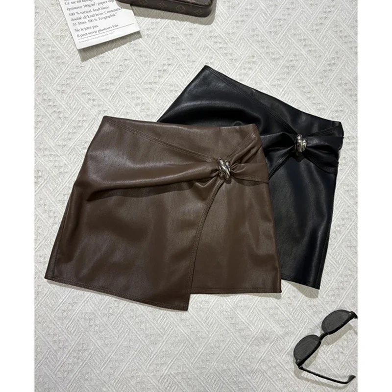 レディース ブラック PU レザー 非対称ヒップラップ ミニスカート、A ライン ストリートウェア、韓国デザイン、冬、レトロスタイル、デザインセンス