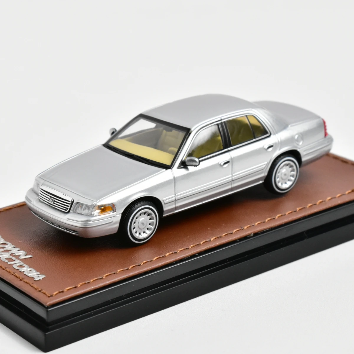 

Литая модель автомобиля GOC 1:64 CROWN VICTORIA