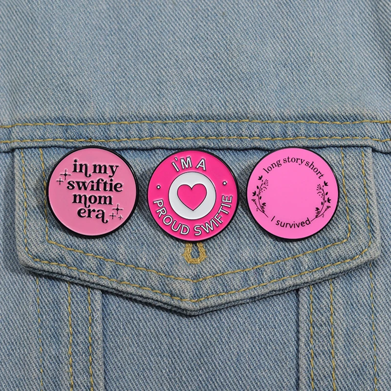 Alfileres esmaltados de poder femenino personalizados en mi Swiftie Mom Era broches insignias de solapa regalo de joyería de corazón de amor rosa para amigos