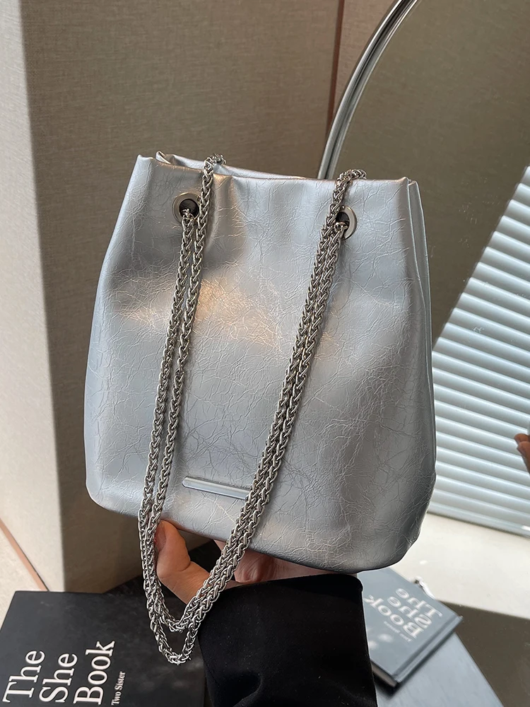 

Серебряная модная женская сумка через плечо, новинка 2023 года, весенняя модная высококачественная сумка-ведро с цепочкой, повседневная простая магнитная сумка...