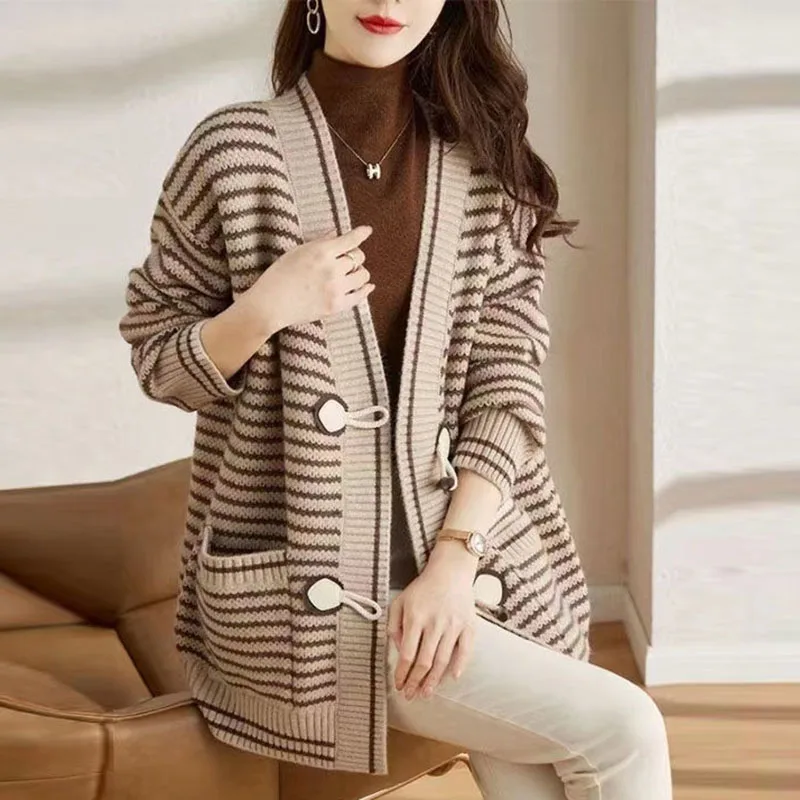 2025 Vrouwen Grote Maat 4XL Trui Vest Koreaanse Dame Mode V-hals Breien Jas Herfst Vrouwelijke Casual Streep Truien Jas