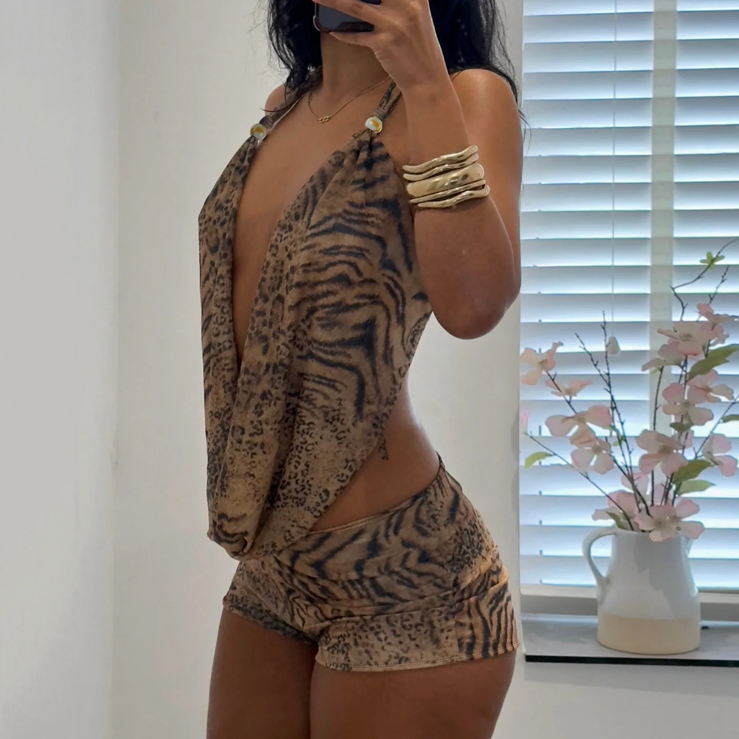 

Женский комплект из 2 предметов с леопардовым принтом: топ-халтер с глубоким V-образным вырезом и открытой спиной, шорты с низкой посадкой. Сексуальный летний комплект из 2 предметов 2026