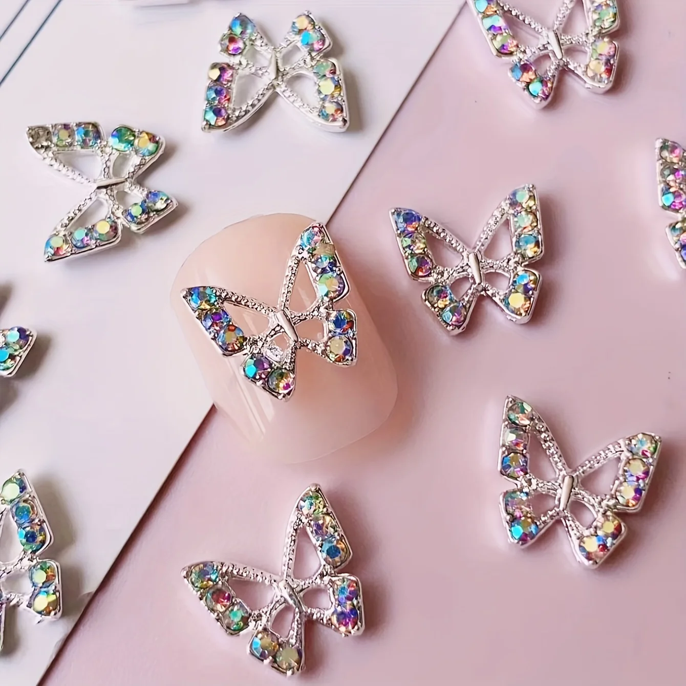 10 Stück 3D-Kristall-Schmetterlings-Nagel-Charms, hohle Form mit Strasssteinen für DIY-Nagelkunst-Dekorationen, glänzende Schmetterlings-Edelsteine