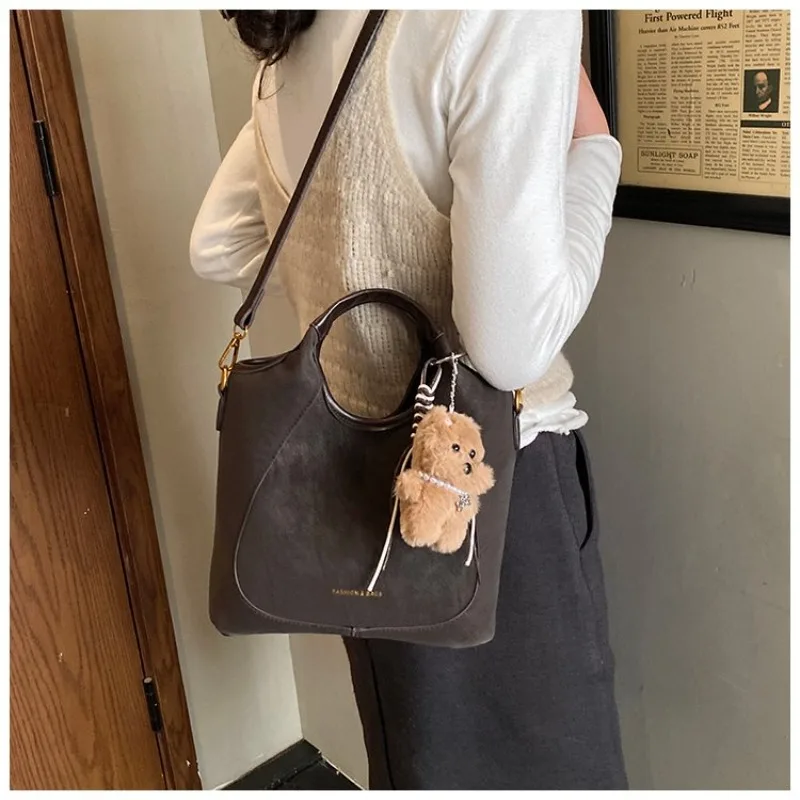 Damen Retro-Handtasche aus Kunstleder mit Teddybär-Anhänger, Abnehmbarem Riemen, Lässiger Stil für Tägliche Besorgungen & Wochenendausflüge