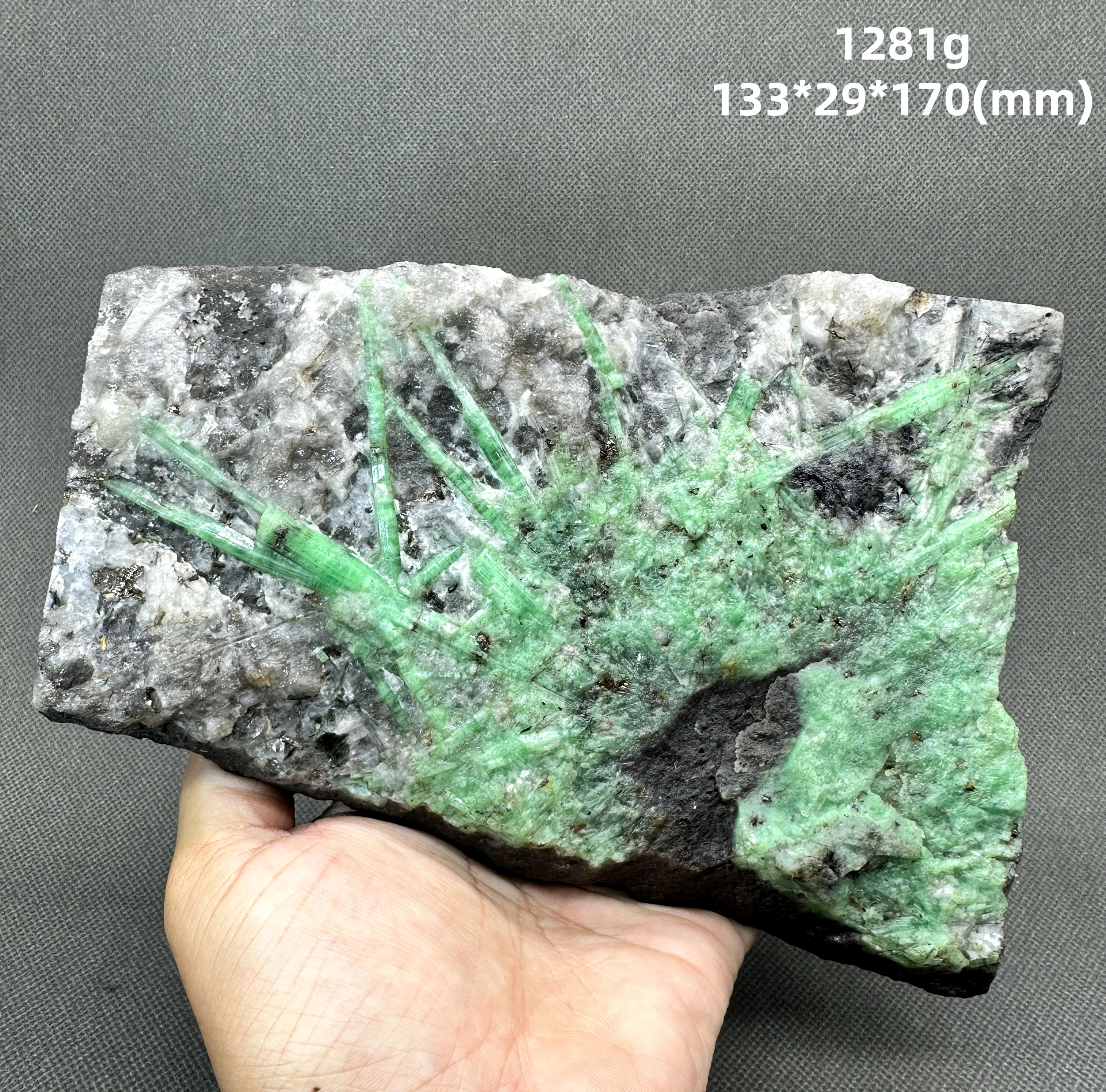 عينة معدنية من الزمرد الطبيعي + بلورات كوارتز شفاء وأحجار كريمة صخرية #1