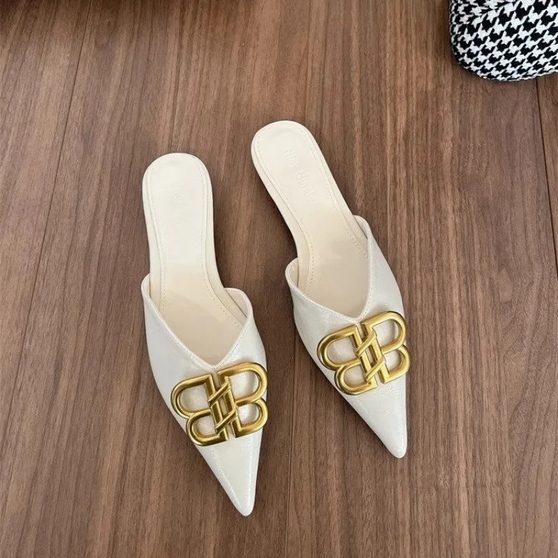 2025 女性のサンダルファッションメタルトリムデザイナー女性の夏の新カジュアル固体パーティードレス女性シルバースリッパ