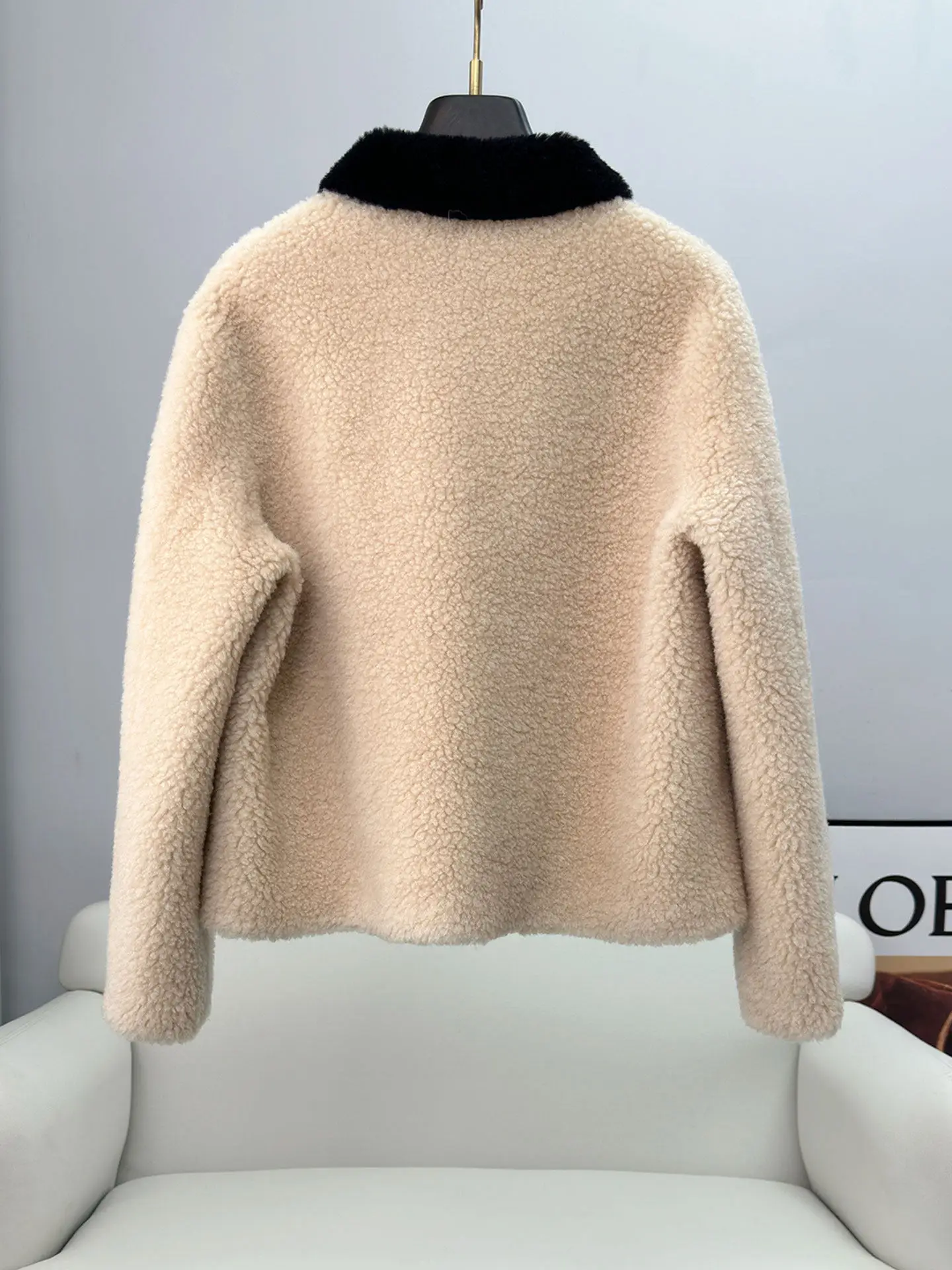 معطف فرو من قطعة واحدة من جلد الخراف والفراء 100 لون متباين للنساء، معطف قصير من جلد الغنم لشتاء 2025 الجديد