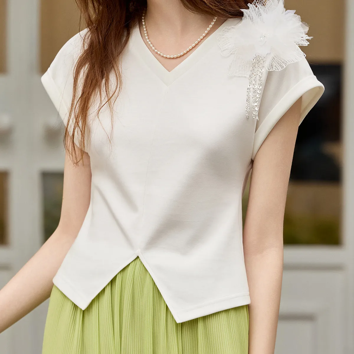 LOUIS YAO New Elegant V-neck Tees 2025 Summer New Slim Tops Three-dimensional Flowers Short-sleeved Women's T-shirt