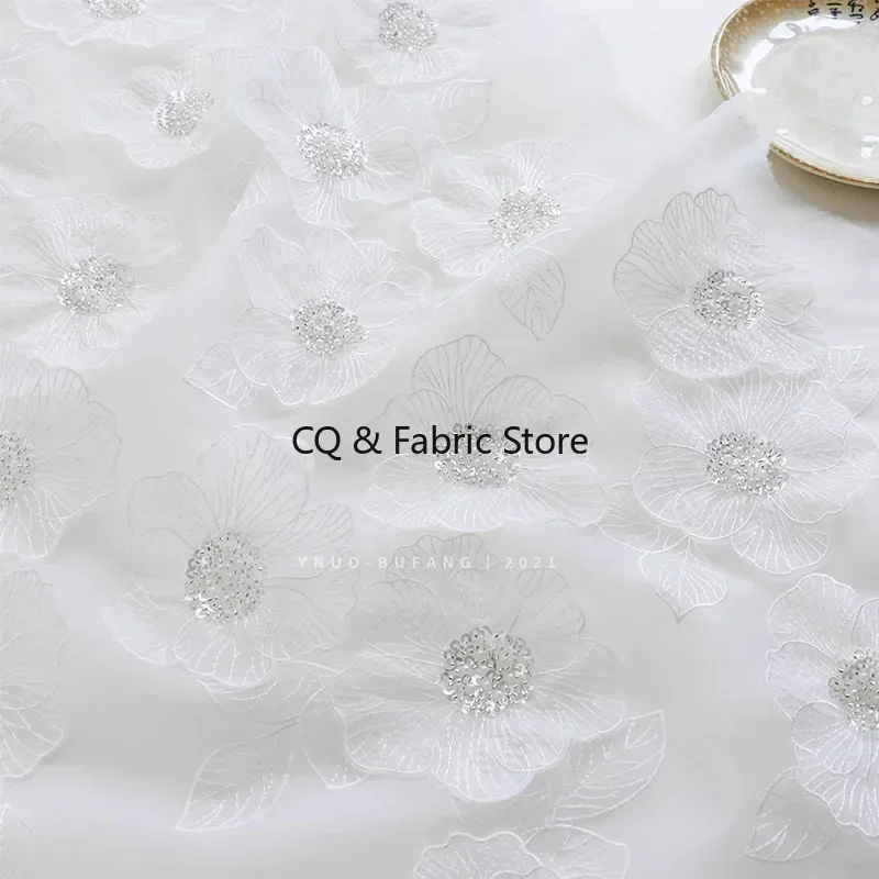 Tessuto ricamato con perle di fiori tridimensionali in organza ad alta densità per tessuto di design per abiti da sposa e da sera