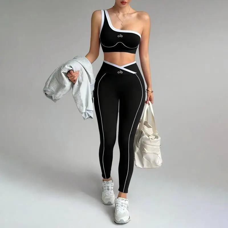 2ピースヨガスーツセット、女性用ファッショナブルなコントラストカラーのスロープショルダーブラ、ピーチヒップパンツ、スポーツ&フィットネススーツセット 1