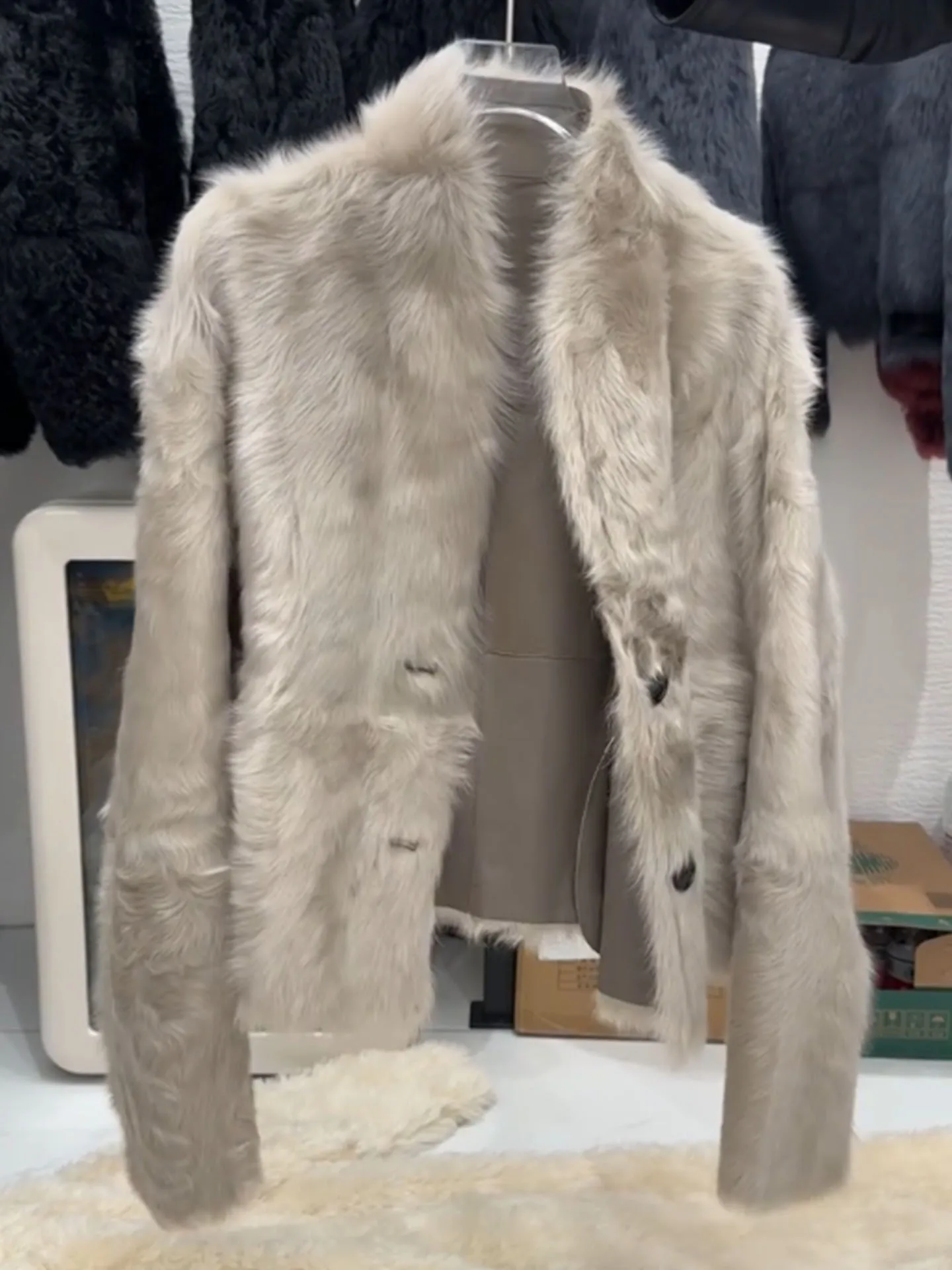 

Уникальная серебристая кожаная куртка с подкладкой из искусственного меха для женщин, зима 2025, новая, высококачественная, повседневная, приталенная, для поездок на работу