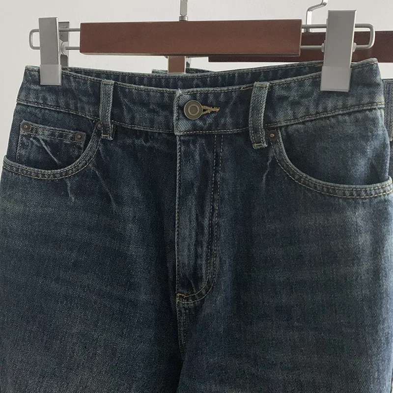 Modne jeansy o luźnym kroju z prostymi nogawkami i szerokimi nogawkami, z efektem spranej tkaniny i skręcanymi szwami.