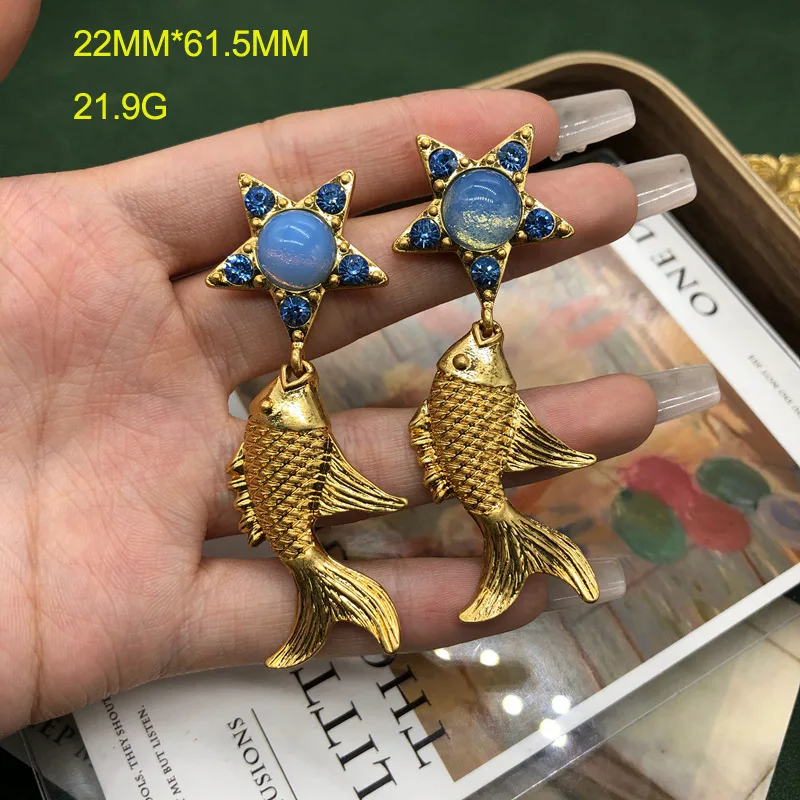 

European and American retro goldfish five-star moonstone earrings