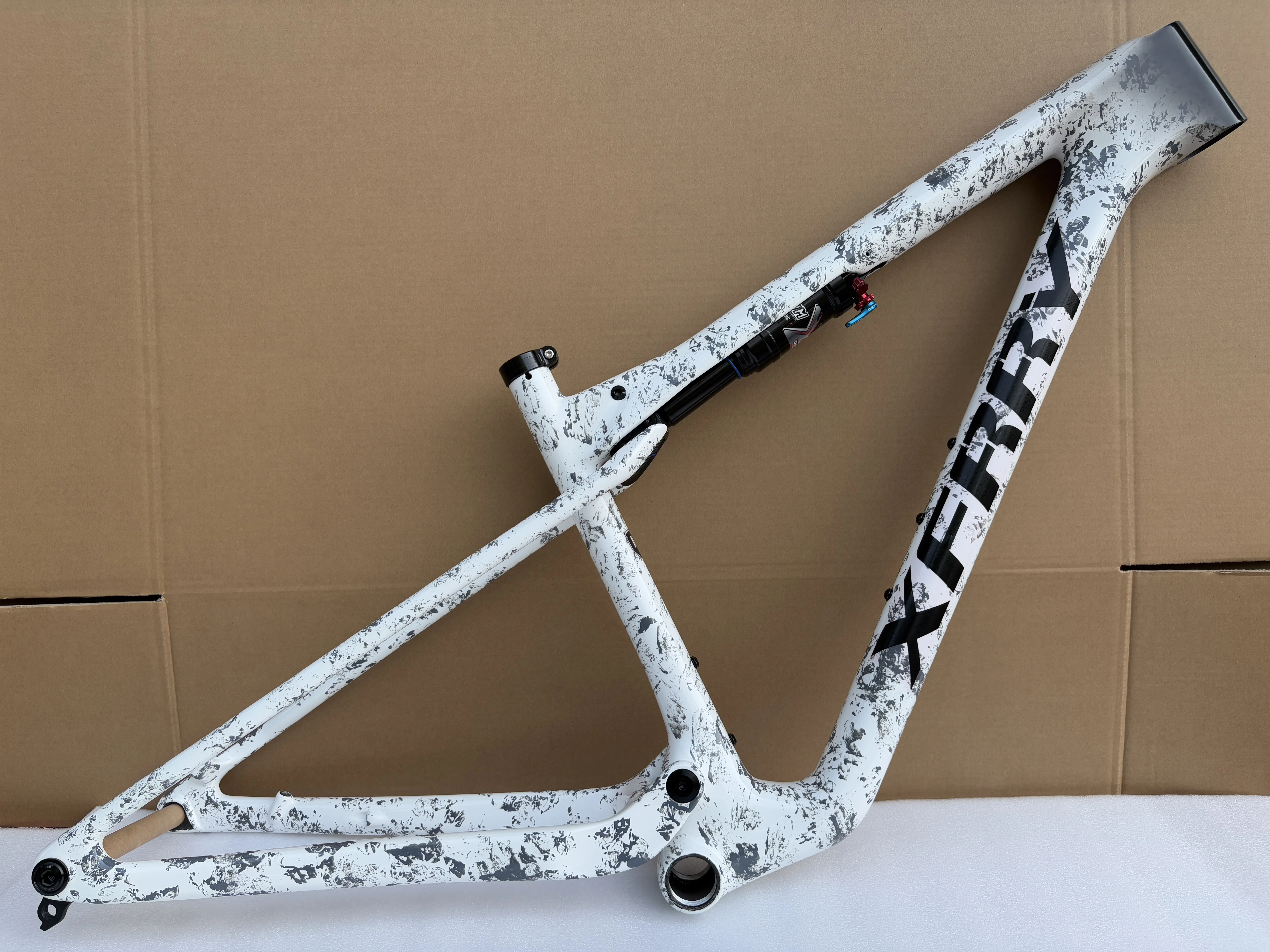 

Customized color MTB Carbon Fiber Soft tail Mountain Bike Frame for Shock Absorber 29*S/MInch Off-road Frame Disc Brake 215*35