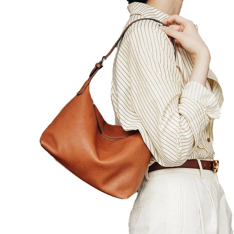 

Minimalist Brown Leather Hobo Bag Chic Shoulder Style for Daily Fashion Soft Texture Adjustable Strap Elegant Silhouette Handbag