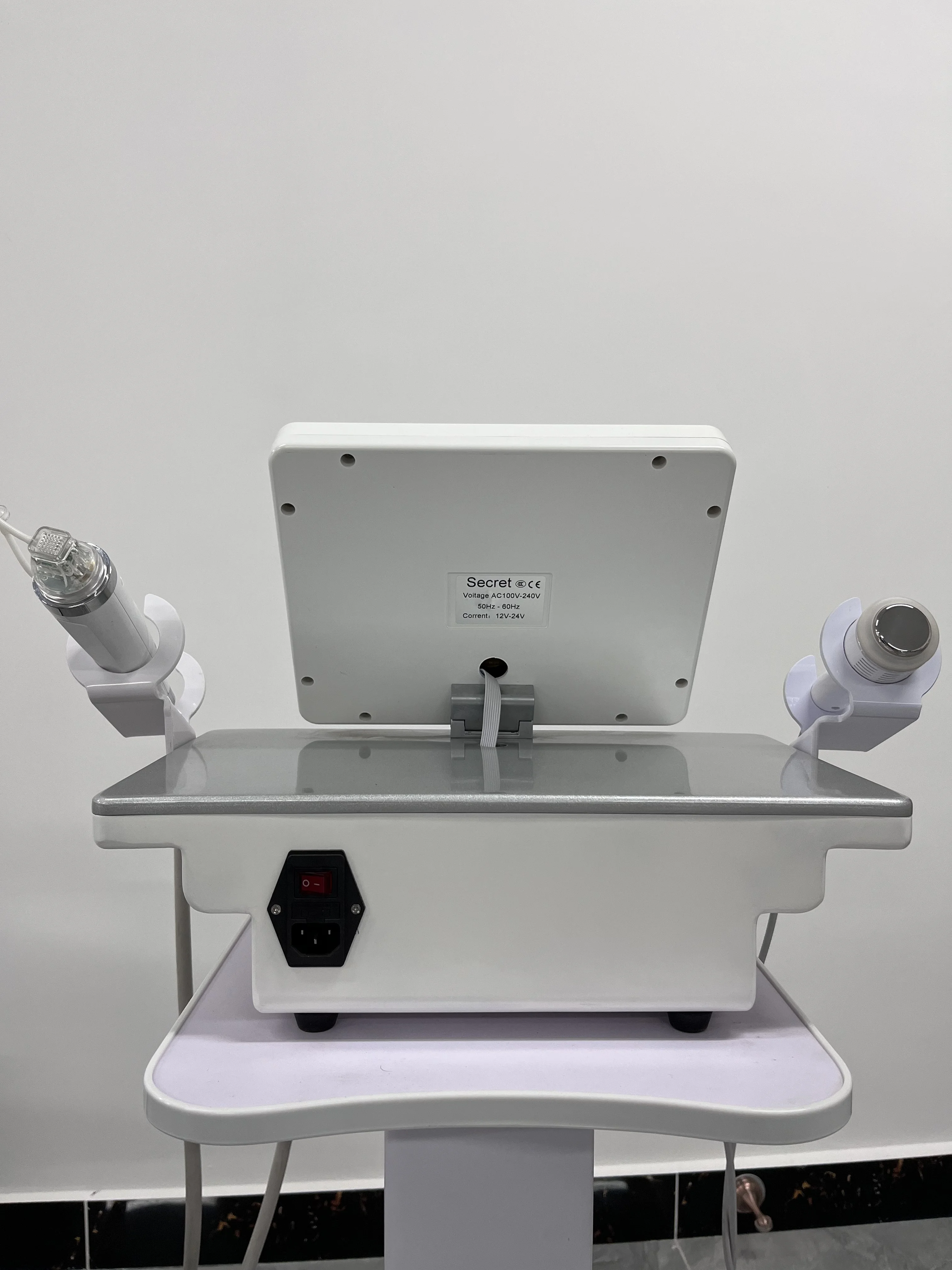 أداة التجميل بتردد الراديو RF تزيل ندبات حب الشباب وشد الجلد ويزيل التجاعيد وعلامات التمدد