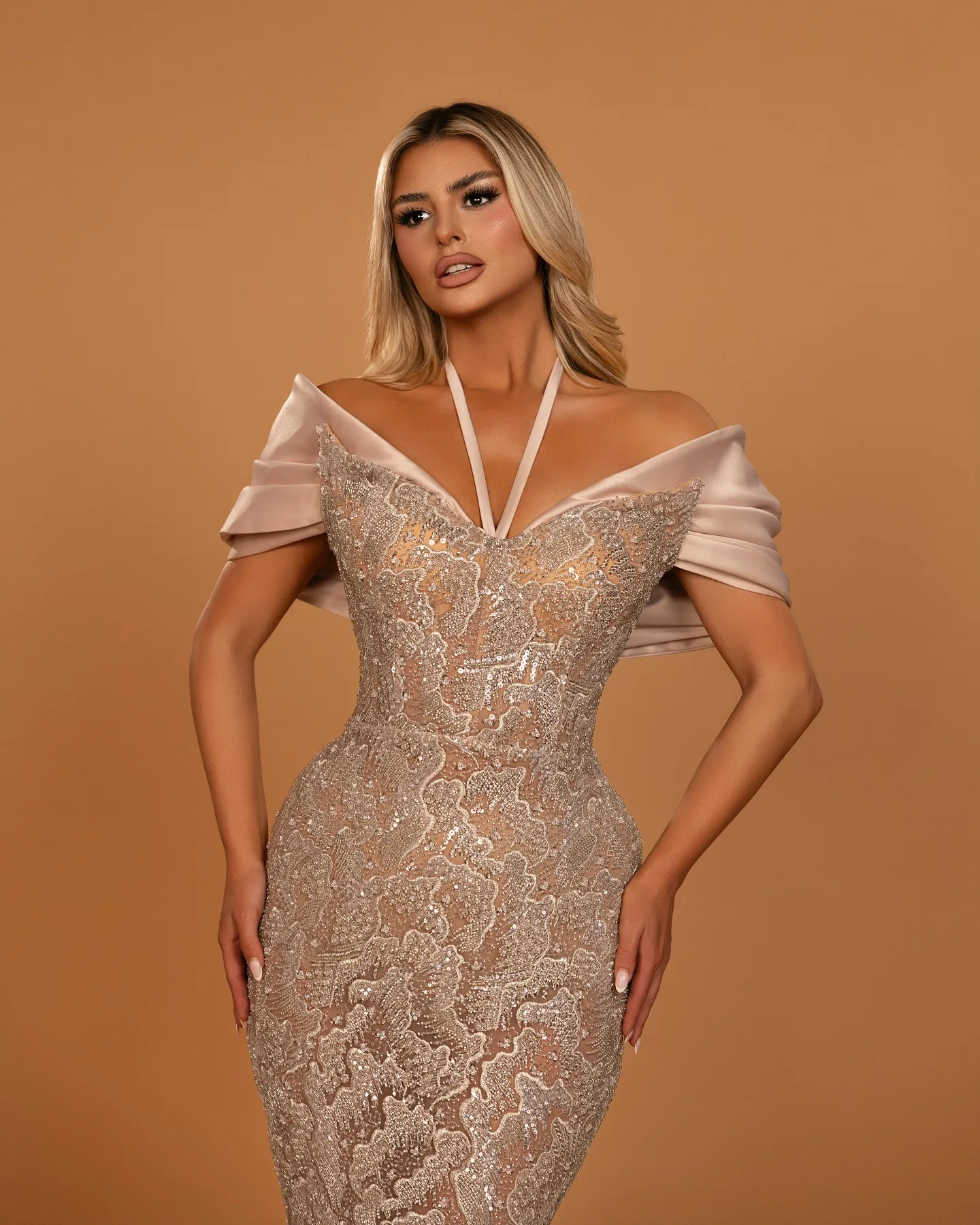 Vestidos de Noche de lentejuelas con estilo, vestido de fiesta con cuello Halter, ilusión de princesa, tren de barrido, vestido de fiesta de sirena, Vestidos de noche personalizados