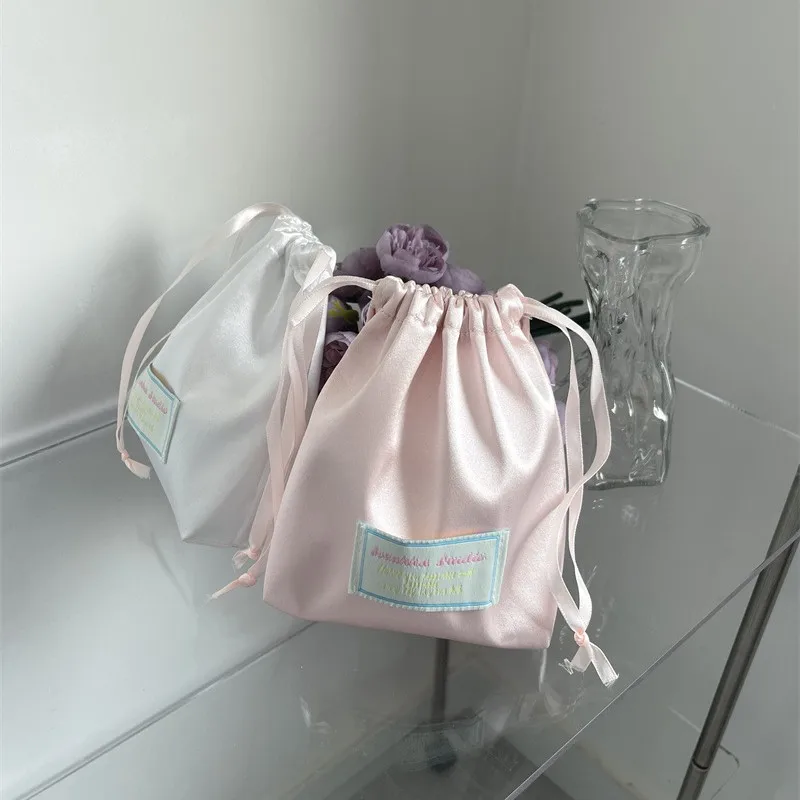 กระเป๋าผ้าซาตินสไตล์เกาหลีแบบมีเชือกผูก  กระเป๋าใส่เครื่องสำอาง  กระเป๋าใส่ของใช้ในห้องน้ำ  กระเป๋าใส่เครื่องประดับแบบพกพา  กระเป๋าจัดระเบียบสำหรับเดินทาง