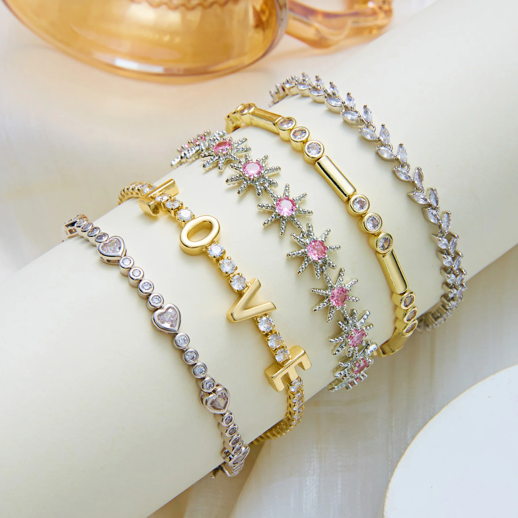 Exquisite Herz-CZ-Tennisarmbänder für Damen, mikropavébesetzt mit 5A Zirkonia, Blätter-Kettenarmbänder, Charms, stapelbarer Schmuck, Geschenke – Detail 6