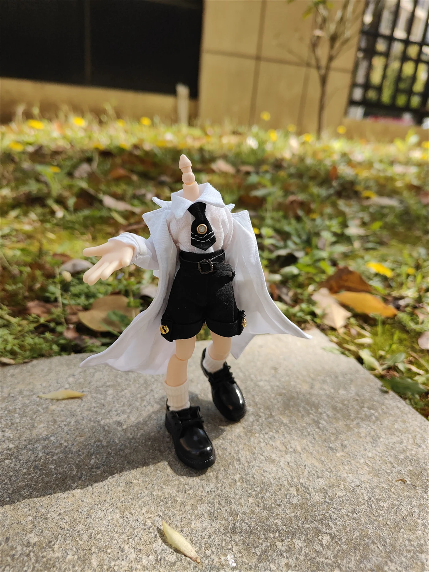 سترة واقية من الرياح للسيدات بمقياس 1/12 معطف طويل ملابس بيضاء سوداء مناسبة لجسم أنيمي مقاس 6 بوصات ألعاب جسم شخصيات الحركة